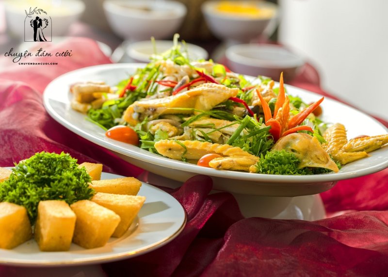 Thực đơn trong set menu tiệc cưới của nhà hàng 272 khá đa dạng và trình bày bắt mắt