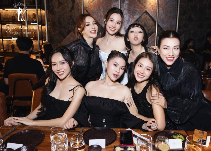 Tiệc độc thân trong tiếng Anh là Bachelor Party và Bachelorette Party 