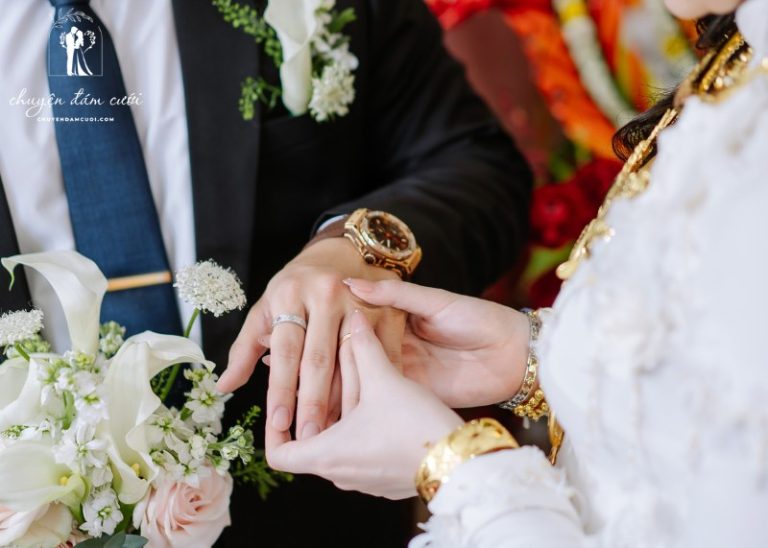 Giải mã bí ẩn tại sao nhẫn cưới phải đeo ngón áp út chi tiết