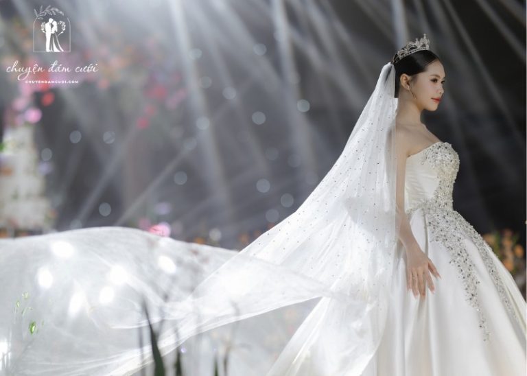 Top kiểu tóc cô dâu đội vương miện đẹp lộng lẫy trong ngày cưới